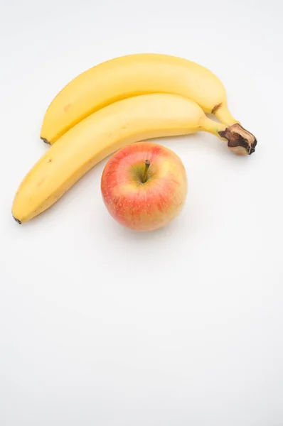 Primer Plano Los Plátanos Orgánicos Frescos Sabrosos Con Una Manzana — Foto de Stock