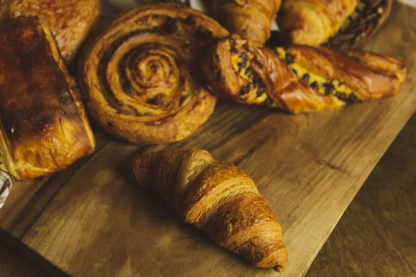 Tiro Close Croissants Rolo Doce Fundo Madeira — Fotografia de Stock