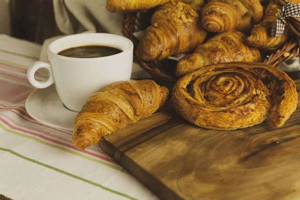 Gros Plan Croissants Petit Pain Sucré Une Tasse Café Sur — Photo