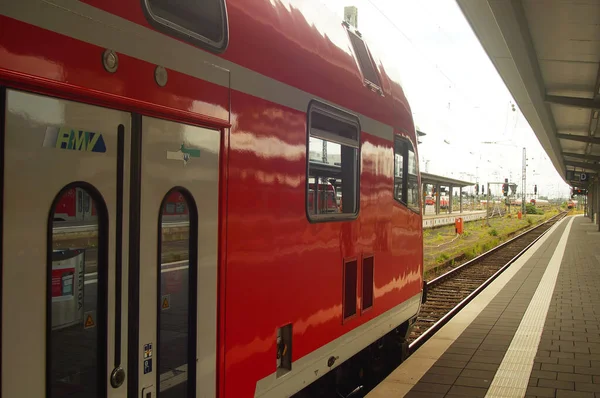 Ein Regionalzug Steht Auf Dem Bahnsteig Frankfurter Hauptbahnhof Zur Abfahrt — Stockfoto