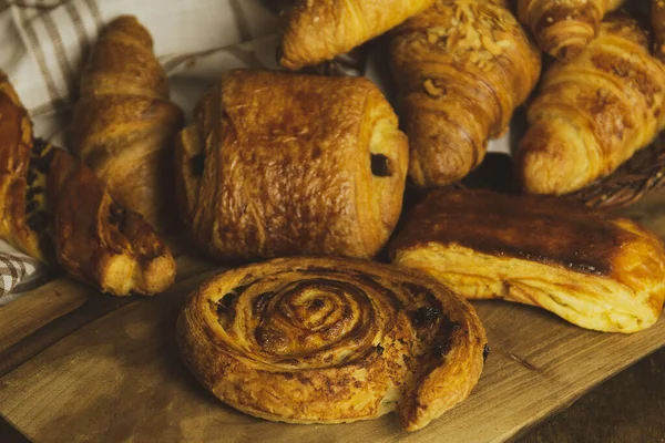 Egy Közeli Kép Croissant Édes Tekercsek Egy Háttér — Stock Fotó