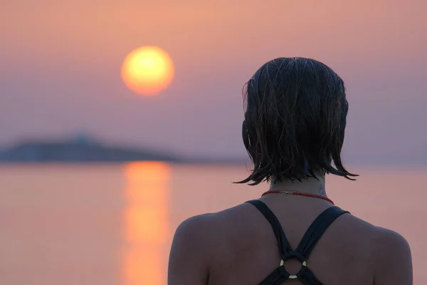 Closeup Shot Girl Standing Backward Watching Sea Sunset — Stock Photo, Image
