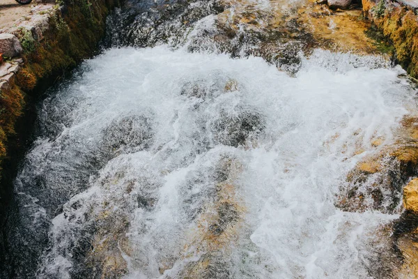 Tiro Ângulo Alto Córrego Espumoso Água Sobre Pedras Grungy Rochas — Fotografia de Stock