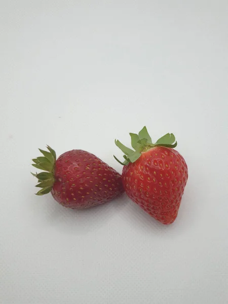 Primer Plano Fresas Frescas Jugosas Con Hojas Sobre Fondo Blanco —  Fotos de Stock