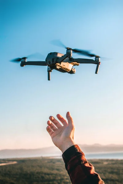 Disparo Vertical Una Persona Lanzando Dron Moderno Campo Bajo Luz —  Fotos de Stock