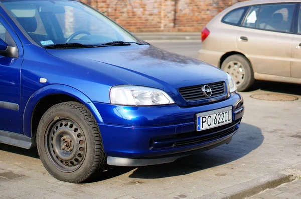 Poznan Lengyelország Február 2015 Egy Parkoló Kék Opel Autó Egy — Stock Fotó