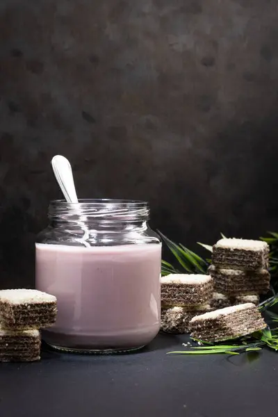 Een Verticale Close Van Een Pot Yoghurt Met Wafelkoekjes — Stockfoto