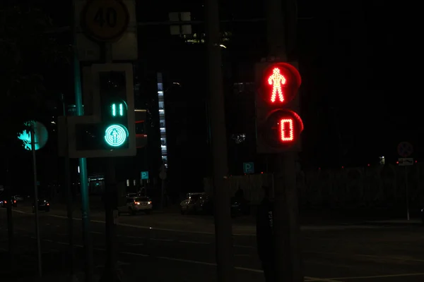 夜间一盏绿色及红色红绿灯的特写 — 图库照片