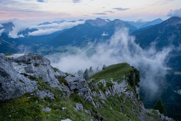 Nuvens Empurram Sobre Afloramentos Rochosos Nos Alpes Luz Manhã Bela — Fotografia de Stock