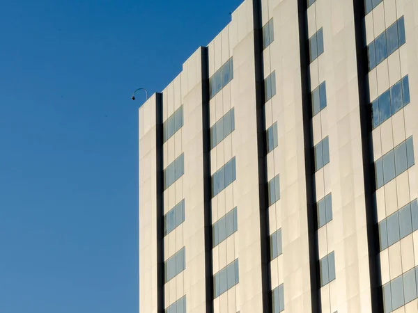 晴れた日には超高層ビルの壁の窓の低角度ビュー — ストック写真