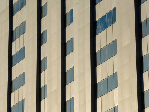 Nízký Úhel Pohledu Okna Stěnách Mrakodrapu Slunečného Dne — Stock fotografie