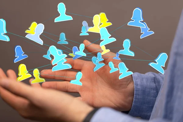 Руки Мужчины Иллюстрацией Видеоконференции Группы Людей Разговаривающих Социальной Сети — стоковое фото