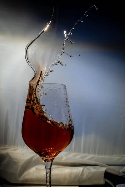 Een Plons Gouden Wijn Uit Een Glas — Stockfoto