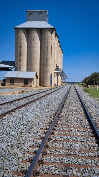 ミラー ニューサウスウェルズ オーストラリアのサイロを通り過ぎる鉄道線 — ストック写真