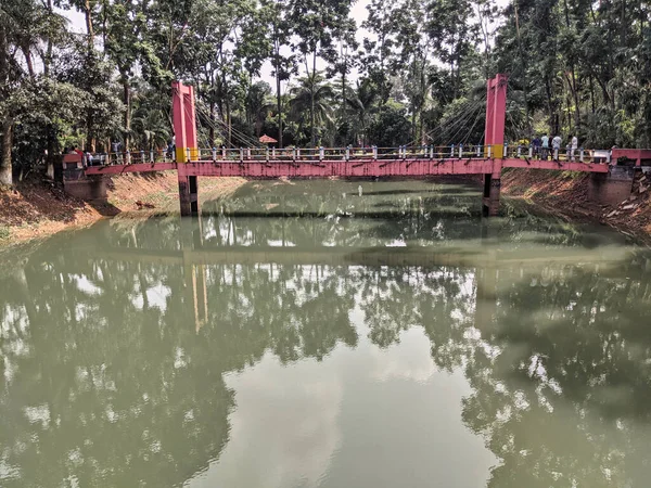 Uma Ponte Velha Vermelha Acima Rio Pequeno Natureza — Fotografia de Stock