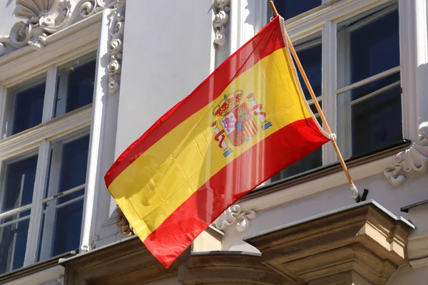 Bir Binanın Üzerindeki Spanyol Bayrağının Yakın Plan Fotoğrafı — Stok fotoğraf