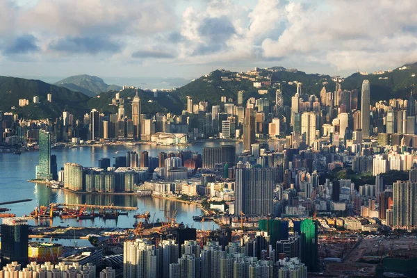 中国の曇り空の下で香港の空中の美しい街並み — ストック写真