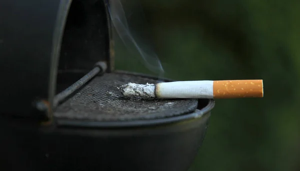 Detailní Záběr Napůl Uzené Cigarety Popelníku — Stock fotografie