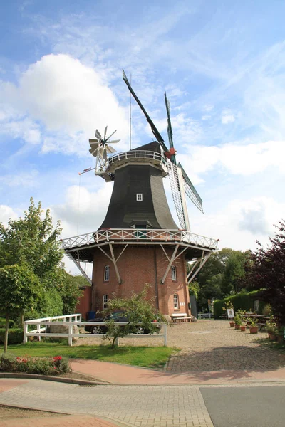 Eine Vertikale Aufnahme Einer Alten Windmühle Umgeben Von Zäunen Und — Stockfoto