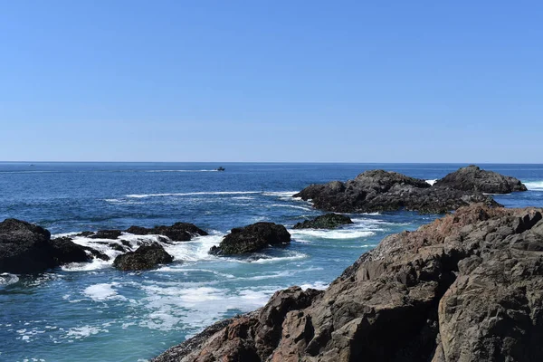 Mar Rocoso Azul Bajo Cielo Azul — Foto de Stock