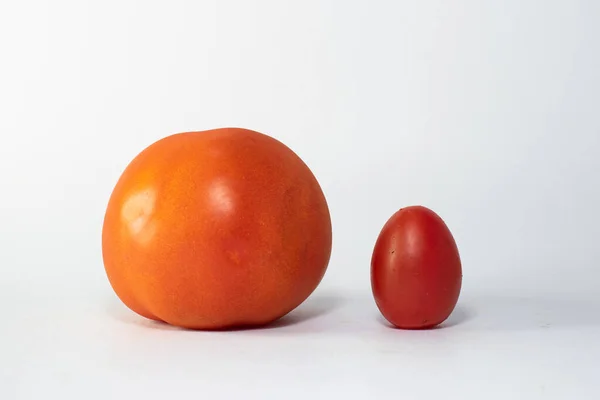 Close Dois Tomates Fundo Branco — Fotografia de Stock