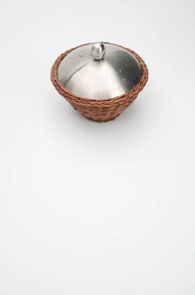 Zbliżenie Okrągłego Wiklinowego Koszyka Pokrytego Metalową Osłoną Izolowaną Białym Tle — Zdjęcie stockowe