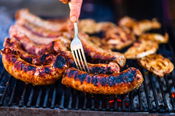 Eine Nahaufnahme Vom Grillen Von Würstchen Und Schweinekoteletts Auf Einem — Stockfoto