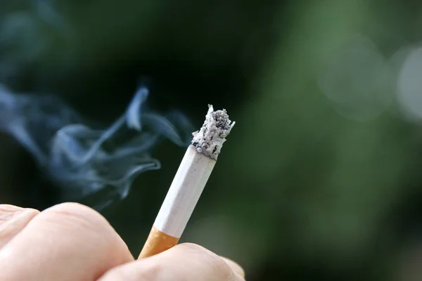 Zapálená Cigareta Rozmazaném Pozadí — Stock fotografie