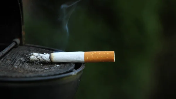 Detailní Záběr Napůl Uzené Cigarety Popelníku — Stock fotografie