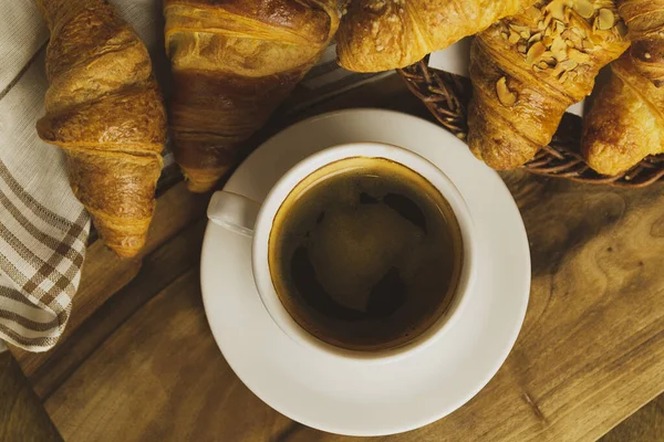 Uma Vista Superior Uma Xícara Café Croissants Uma Mesa Madeira — Fotografia de Stock