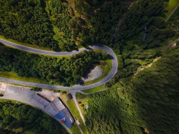 Una Vista Aérea Las Carreteras Que Atraviesan Bosque Verde — Foto de Stock