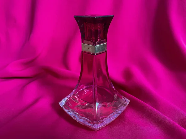 Een Close Van Een Abstract Gevormde Roze Parfumflesje Een Levendige — Stockfoto