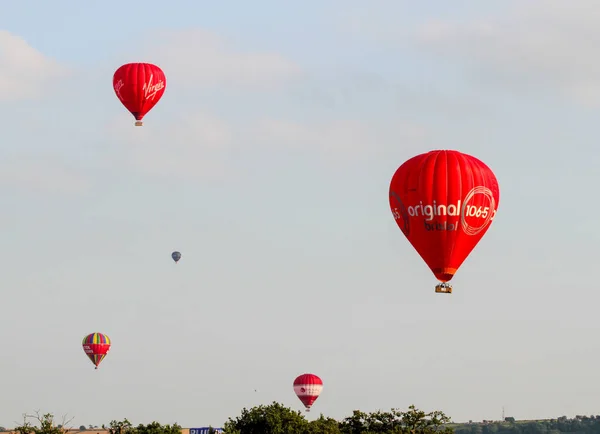 Bristol Vereinigtes Königreich Aug 2012 Eine Aufnahme Mehrerer Roter Heißluftballons — Stockfoto