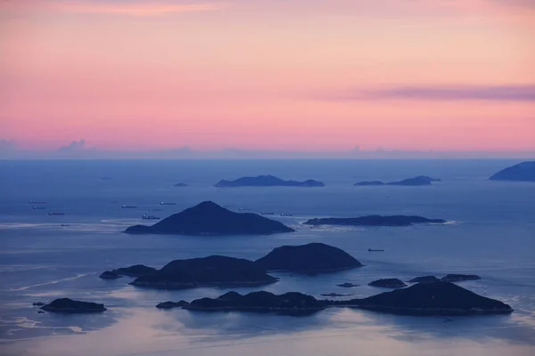 Захватывающий Вид Горы Море Сверкающий Розовым Облачным Небом — стоковое фото