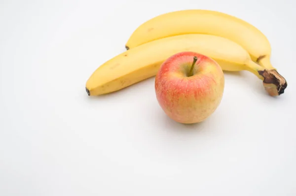 Frutas Frescas Sãs Uma Superfície Branca Maçã Banana — Fotografia de Stock