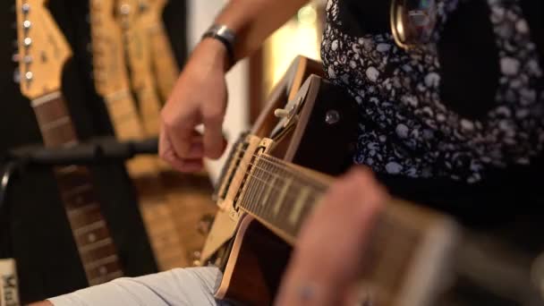 Primer Plano Hombre Tocando Guitarra — Vídeo de stock