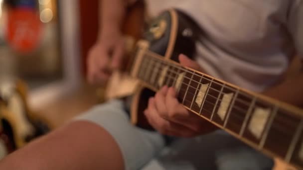 一个弹吉他的男人的特写 — 图库视频影像