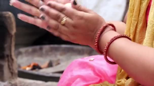 Kadın Ellerinin Pasta Yaptığı Yakın Çekim Görüntüleri Geleneksel Açık Hava — Stok video