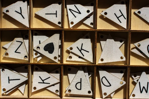 Primer Plano Una Caja Madera Con Letras Madera Forma Triángulo — Foto de Stock