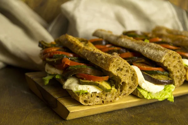 Eine Nahaufnahme Von Baguette Sandwiches Mit Mozzarella Und Gemüse — Stockfoto