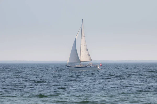 日中は太陽の光の下 海上の帆船 壁紙に最適です — ストック写真