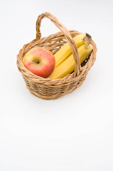 Gros Plan Panier Avec Des Bananes Douces Fraîches Des Pommes — Photo