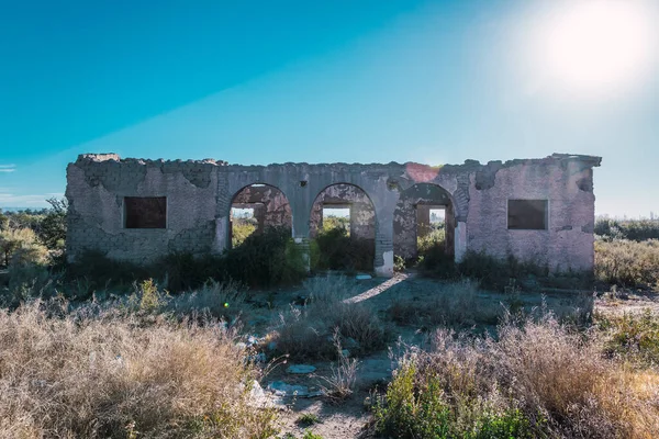 Vieille Maison Briques Boue Abandonnée Par Une Journée Ensoleillée — Photo