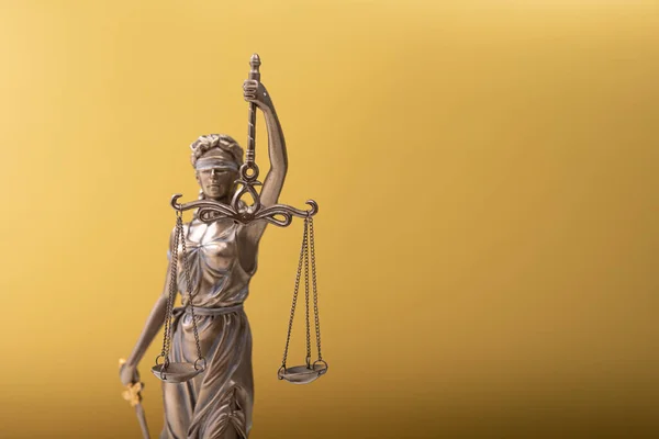 Une Sculpture Justice Sur Fond Jaune — Photo