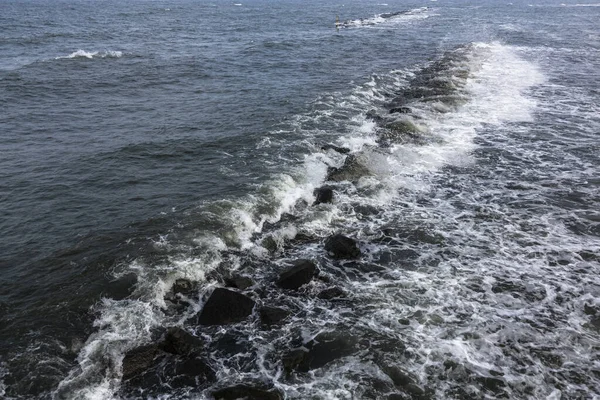 Água Mar Báltico Lava Sobre Quebra Mar Feito Pedras Forma — Fotografia de Stock