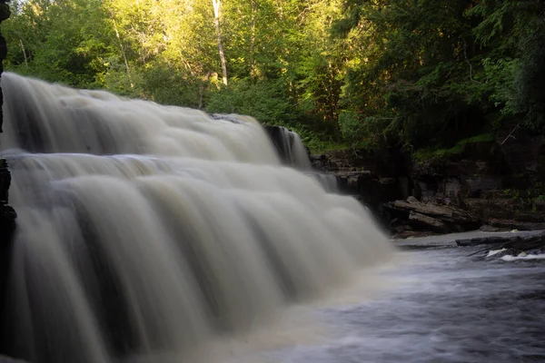 Eine Schöne Langzeitbelichtungsaufnahme Eines Wasserfalls Einem Wald — Stockfoto