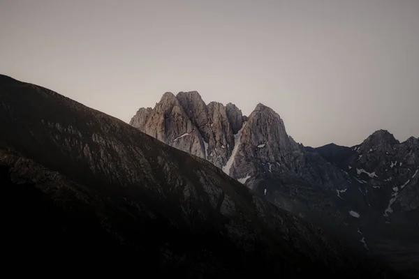 Malebný Pohled Skalnatou Horskou Krajinu Pod Temnou Oblohou — Stock fotografie