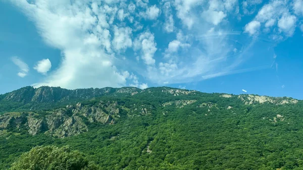 Piękny Widok Pokryte Zielenią Wzgórza Góry Szwajcarii — Zdjęcie stockowe