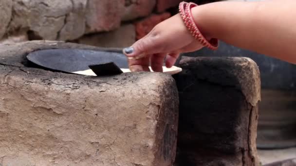 女性の手がケーキを作ったり伝統的な料理の屋外で — ストック動画