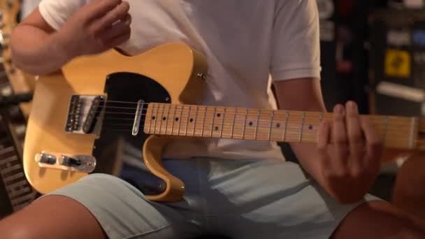 Primer Plano Hombre Tocando Guitarra — Vídeos de Stock